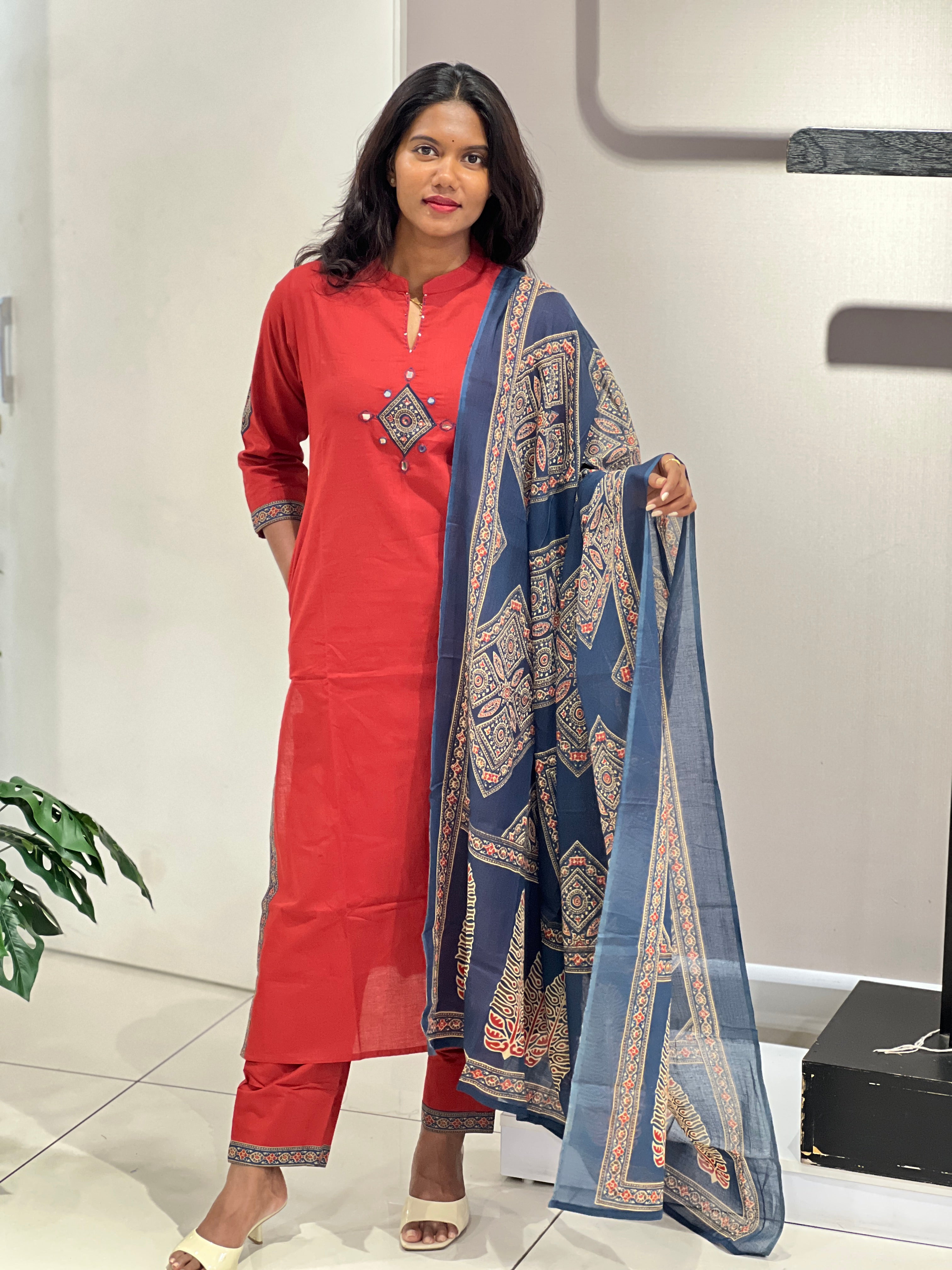 Patch With Mirror Detailed Cotton Kurta Set | OMF112