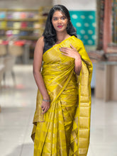 Zari Woven Geometric Patterned Banarasi Silk Saree | YNG584