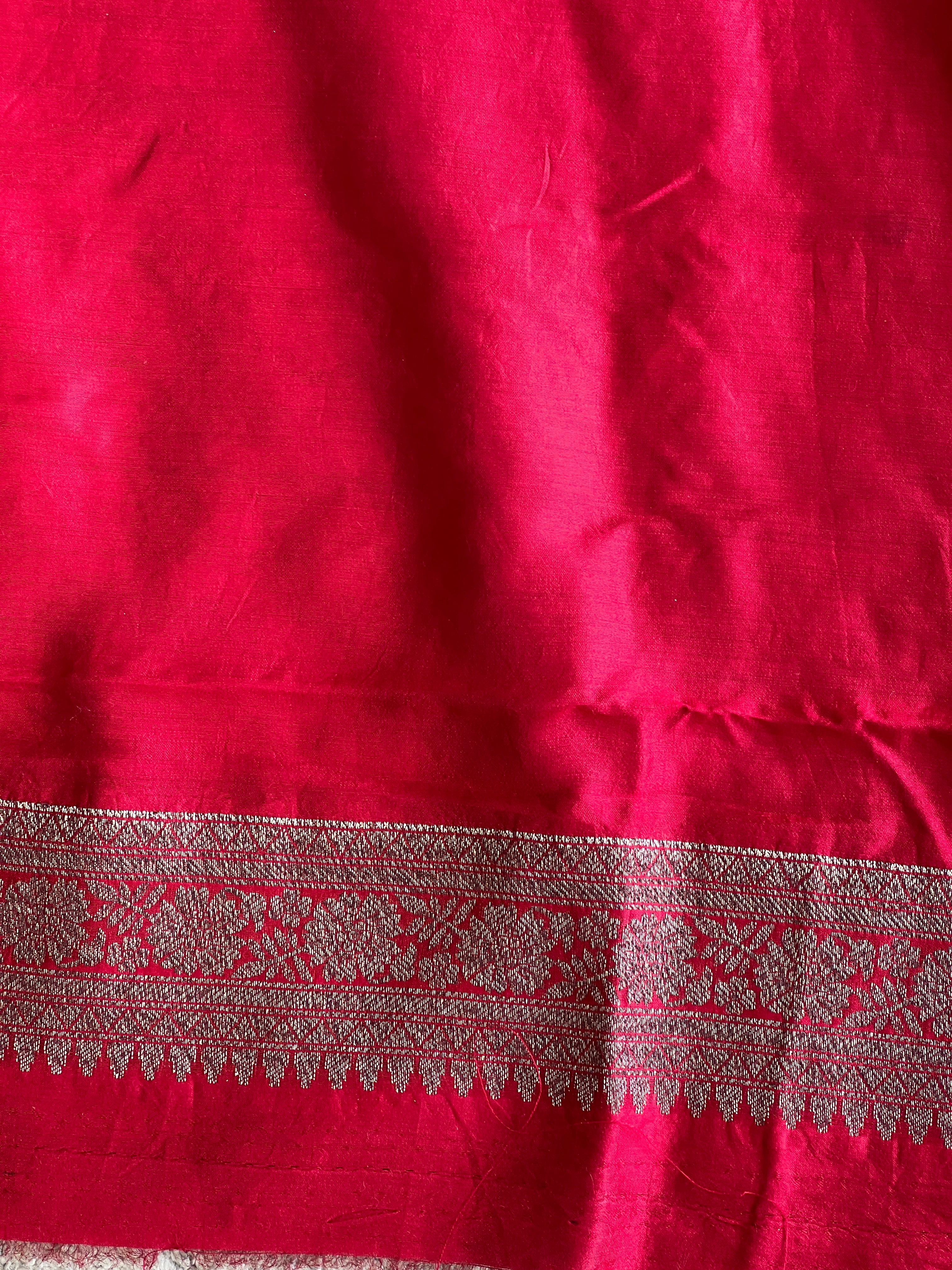 Golden Zari With Thread Weaved Banarasi Silk Saree | YNG594