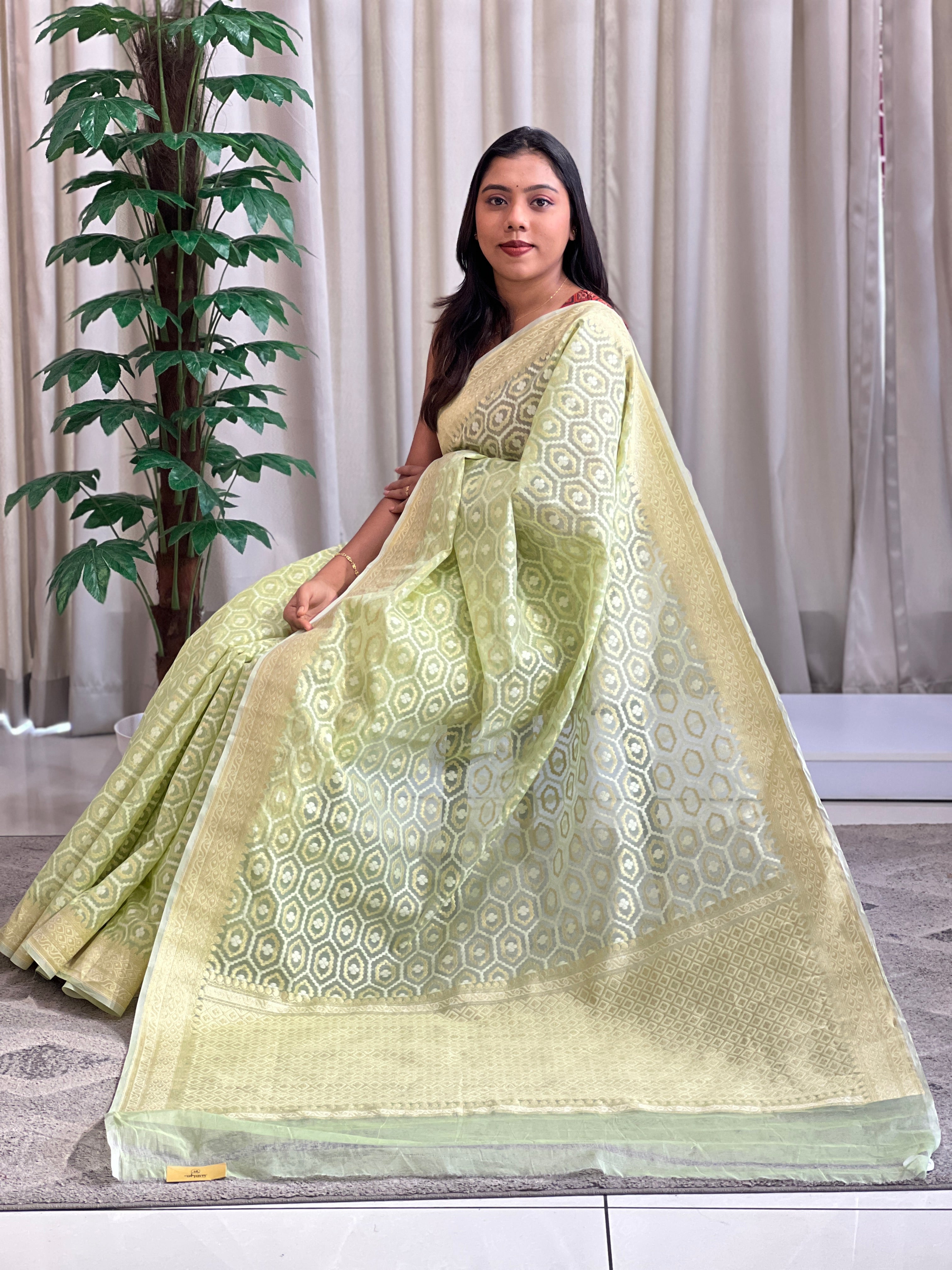 Geometrical Pattern Kora Banarasi Saree | KMM122