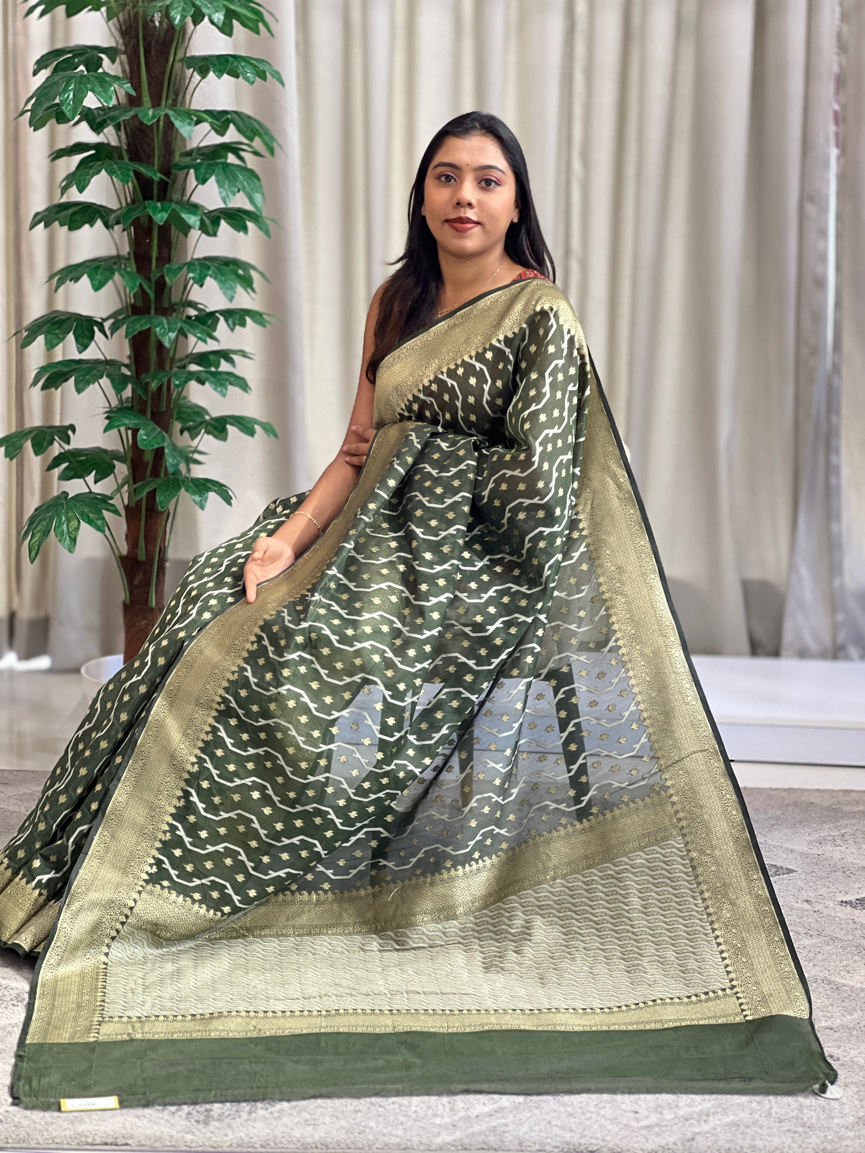 Lehar Pattern Kora Banarasi Saree | KMM125
