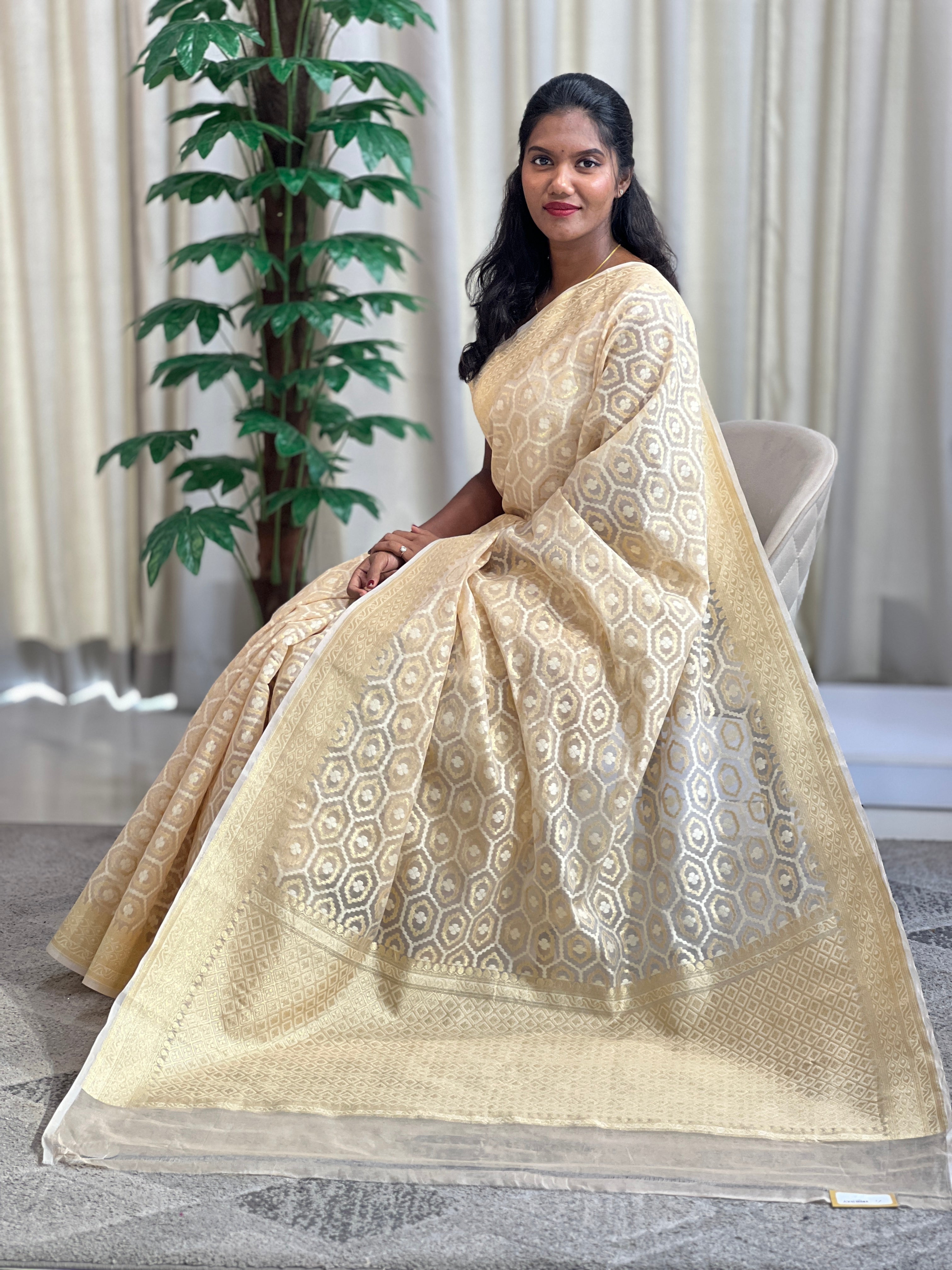 Geometrical Pattern Kora Banarasi Saree | KMM121