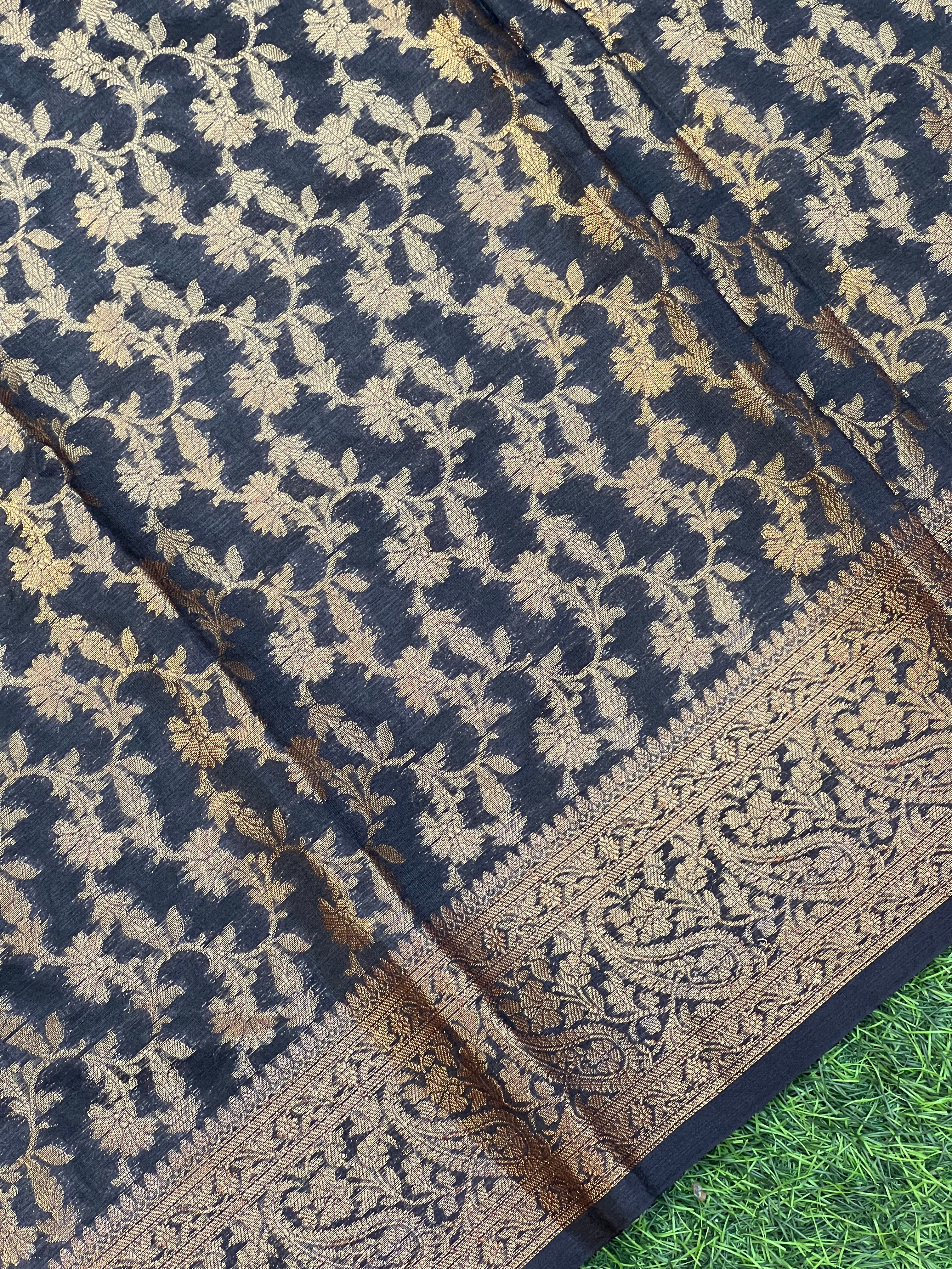 Paisley Detailed Banarasi Weaved Warm Silk Saree | NN111