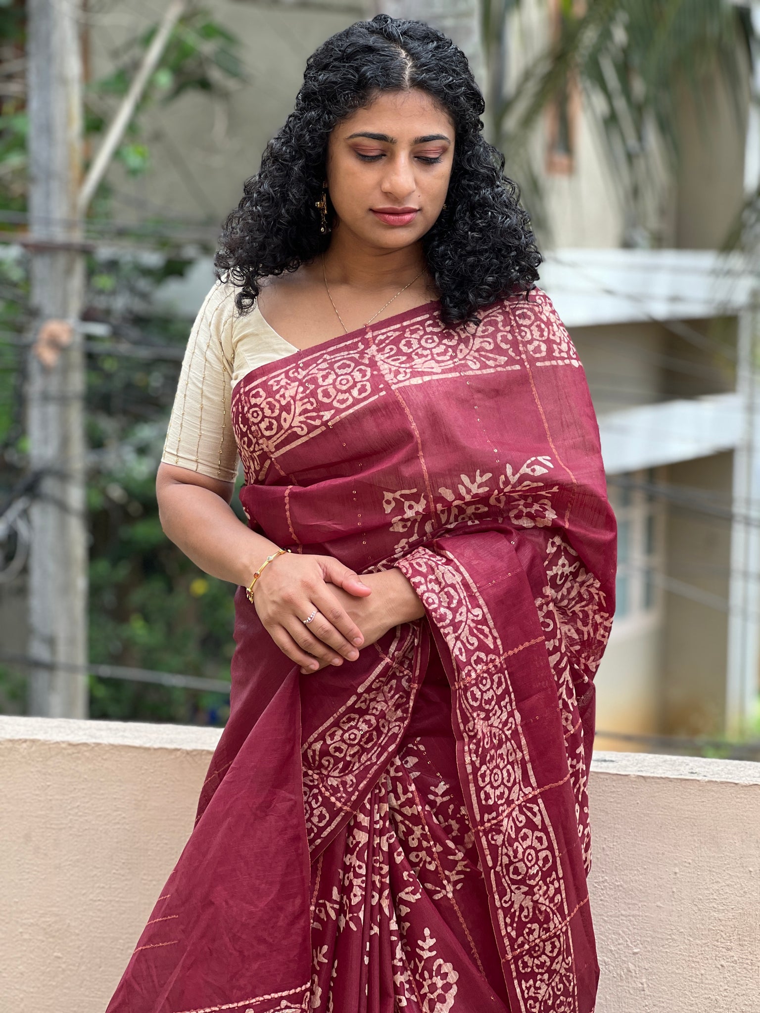 White & Red Batik Print Cotton Saree with Blouse Piece – baisacraft