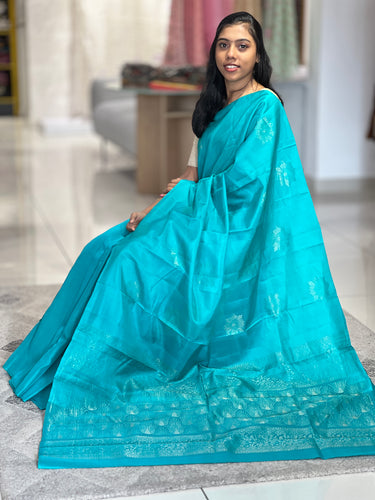 Traditional Patterned Golden Zari Woven Soft Silk Saree | TT246