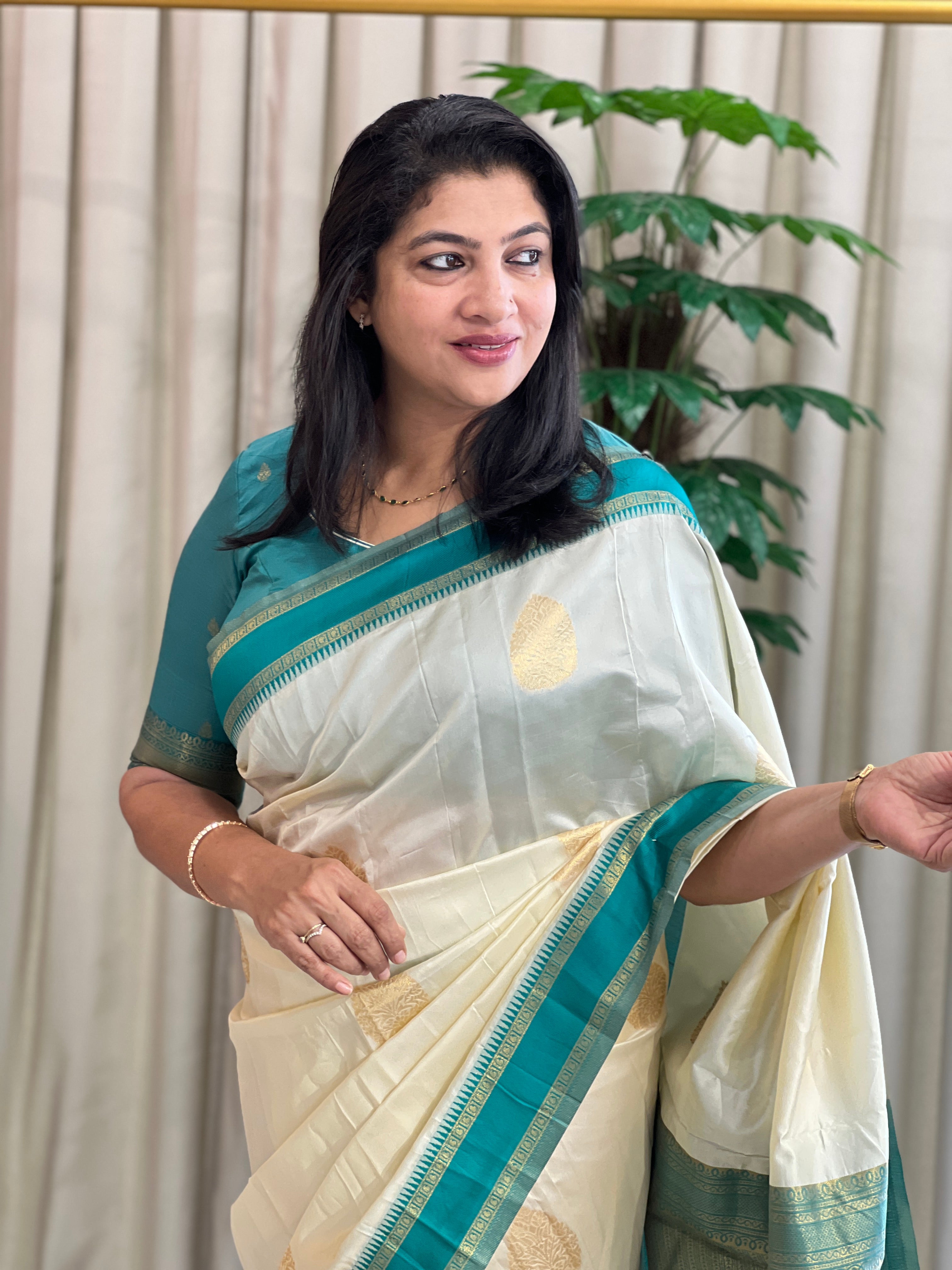 Traditional Semi-Circular Gopi Buta Pattern Semi Silk Saree | HT459