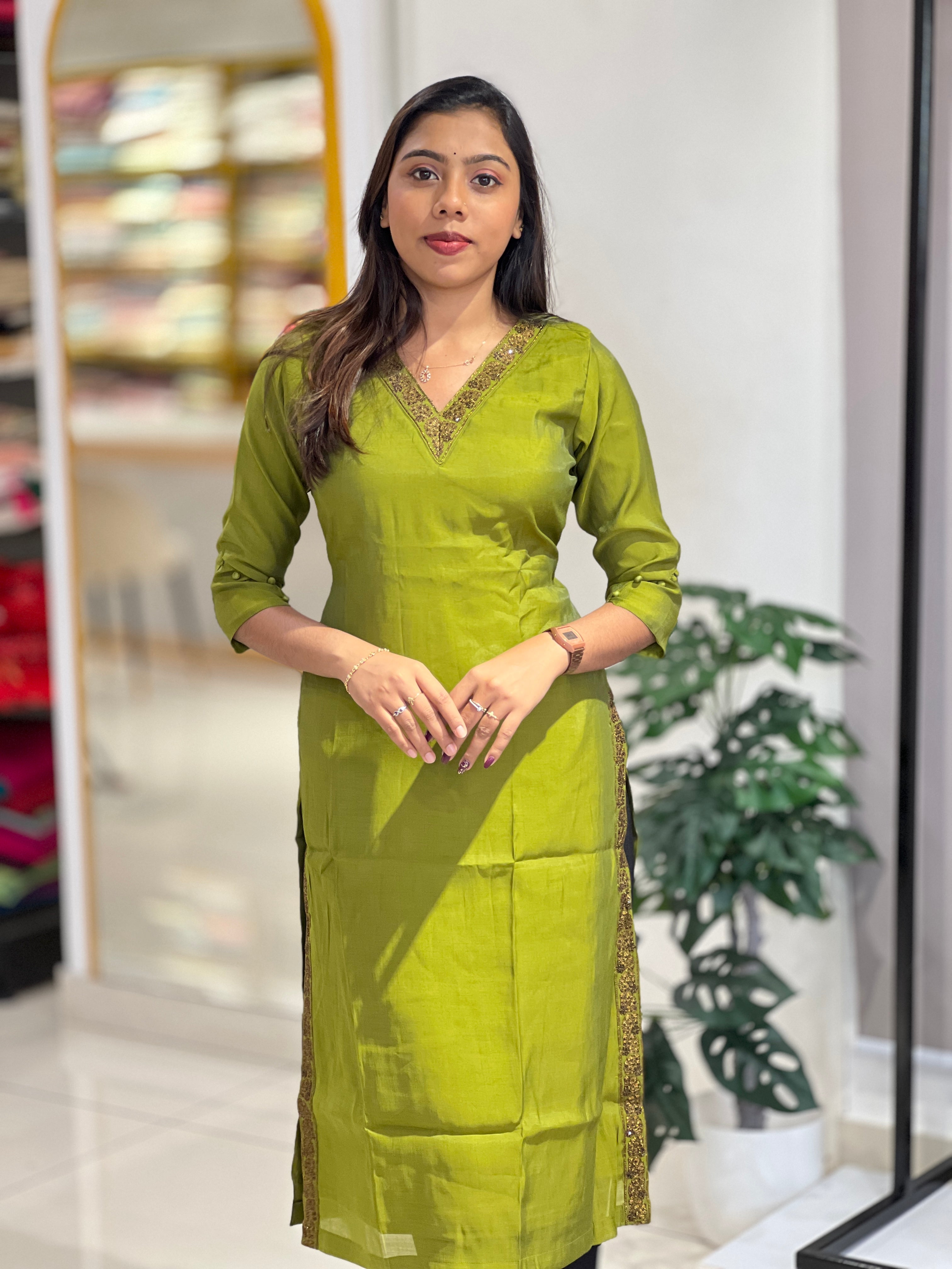 Zari & Sequins Detailed Muslin Kurta | SV298