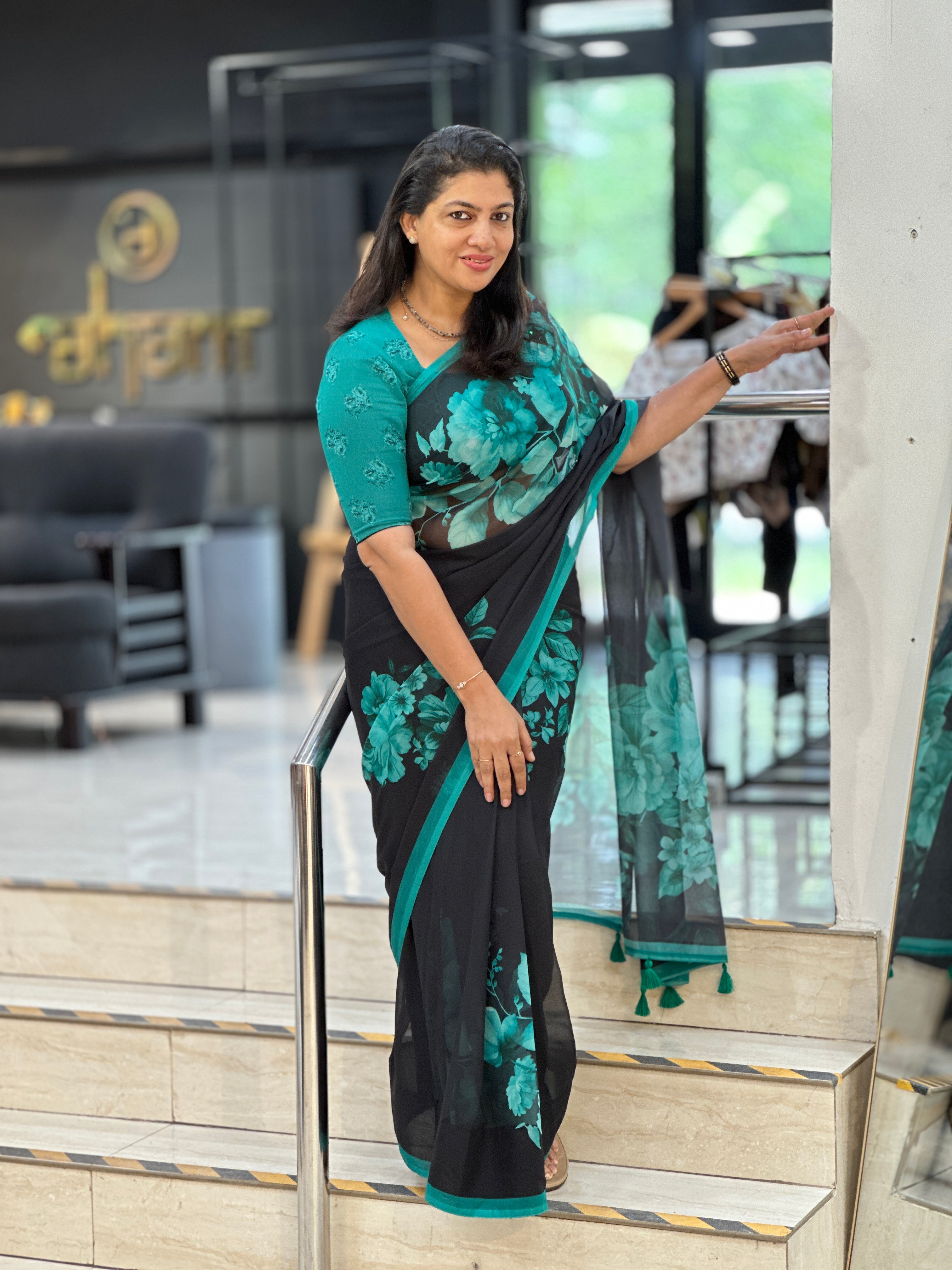 Floral Printed Placement Detailed Georgette Saree | HT285