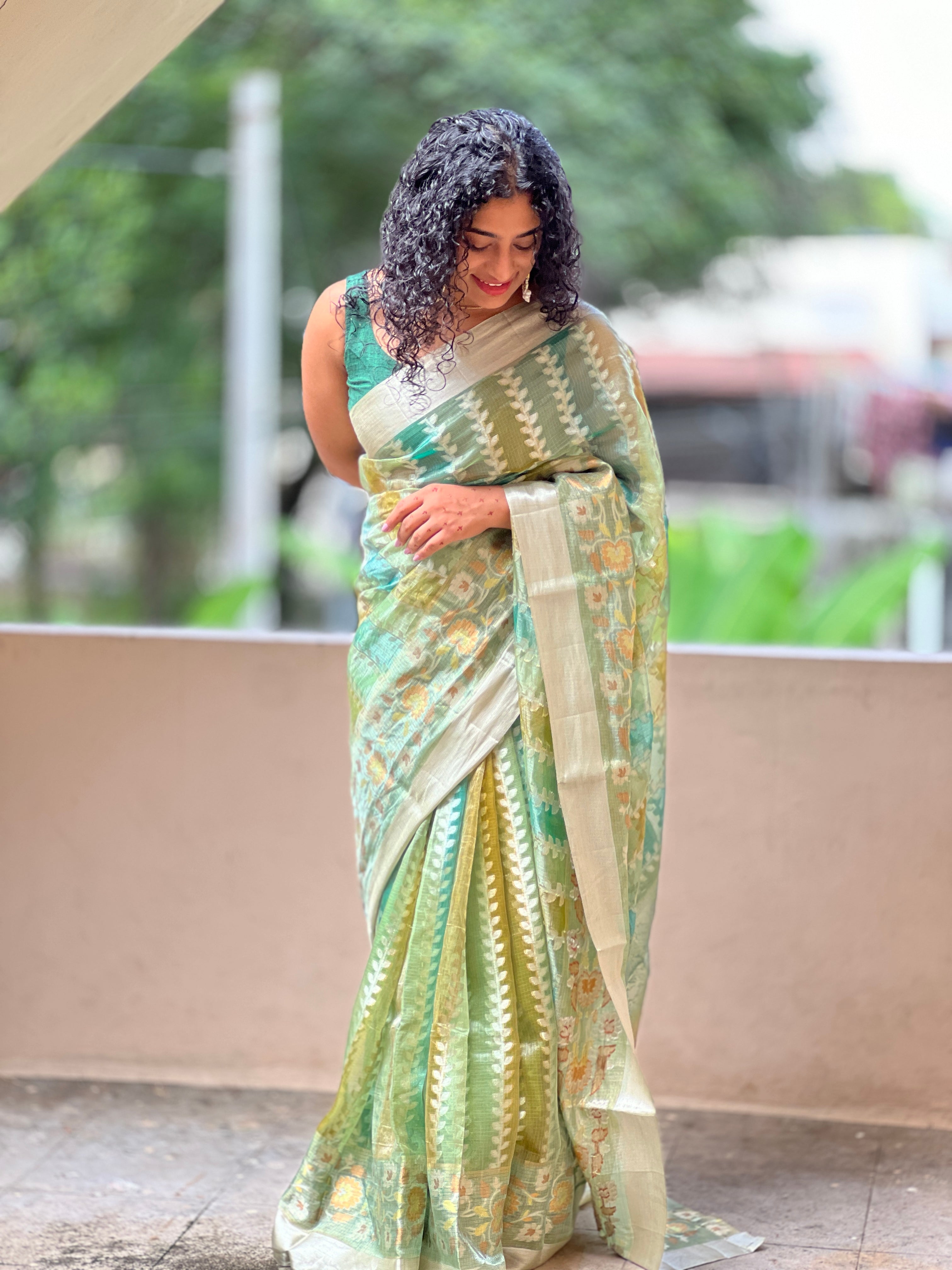 Jamdani Weaving Pattern Tissue Saree | AHR452