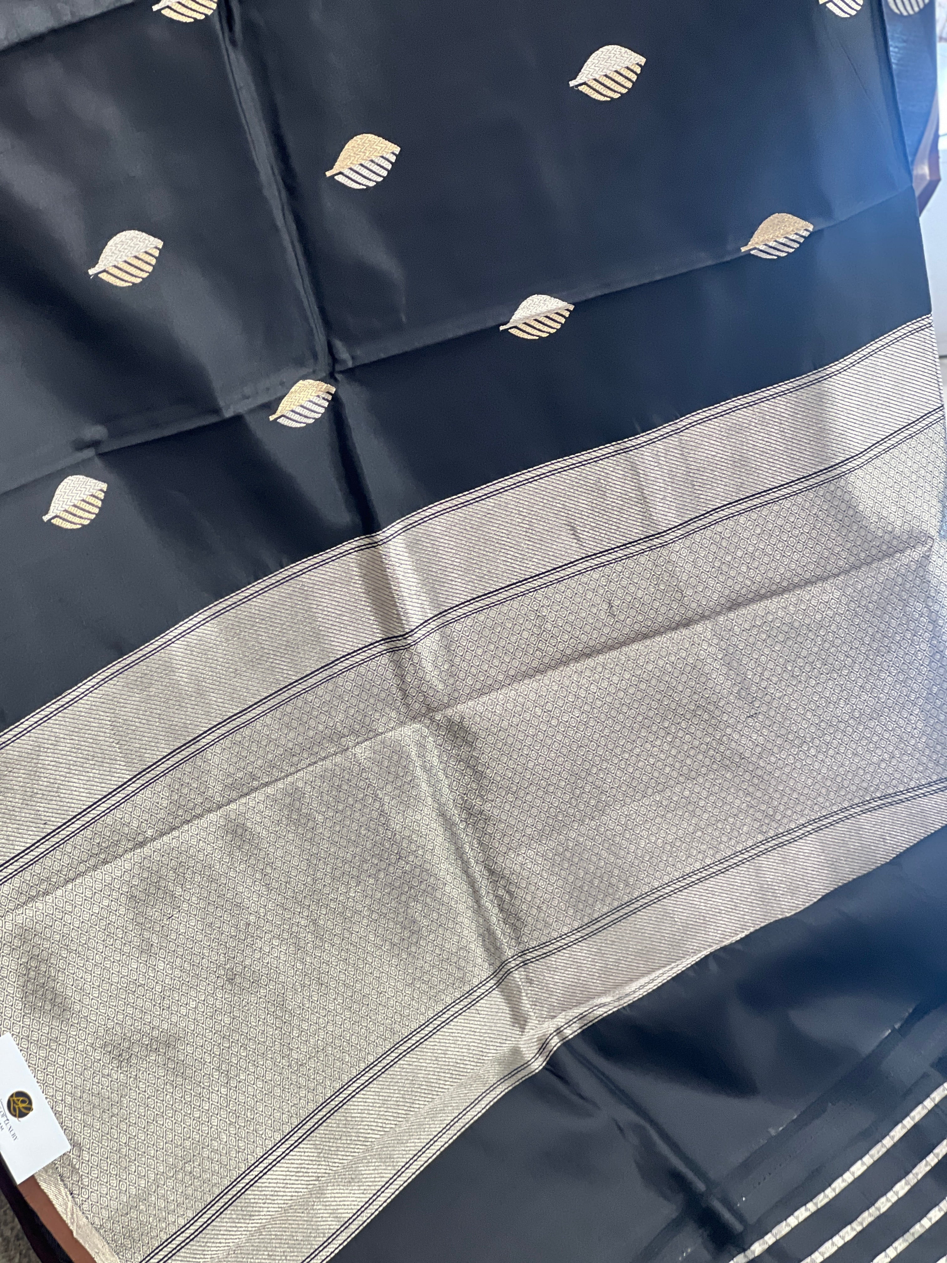 Leaf Patterned Banarasi Silk Saree | YNG612