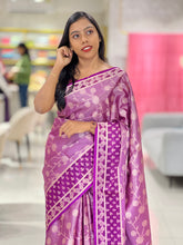 Zari Weaved Floral Patterned Banarasi Silk Saree | NN378