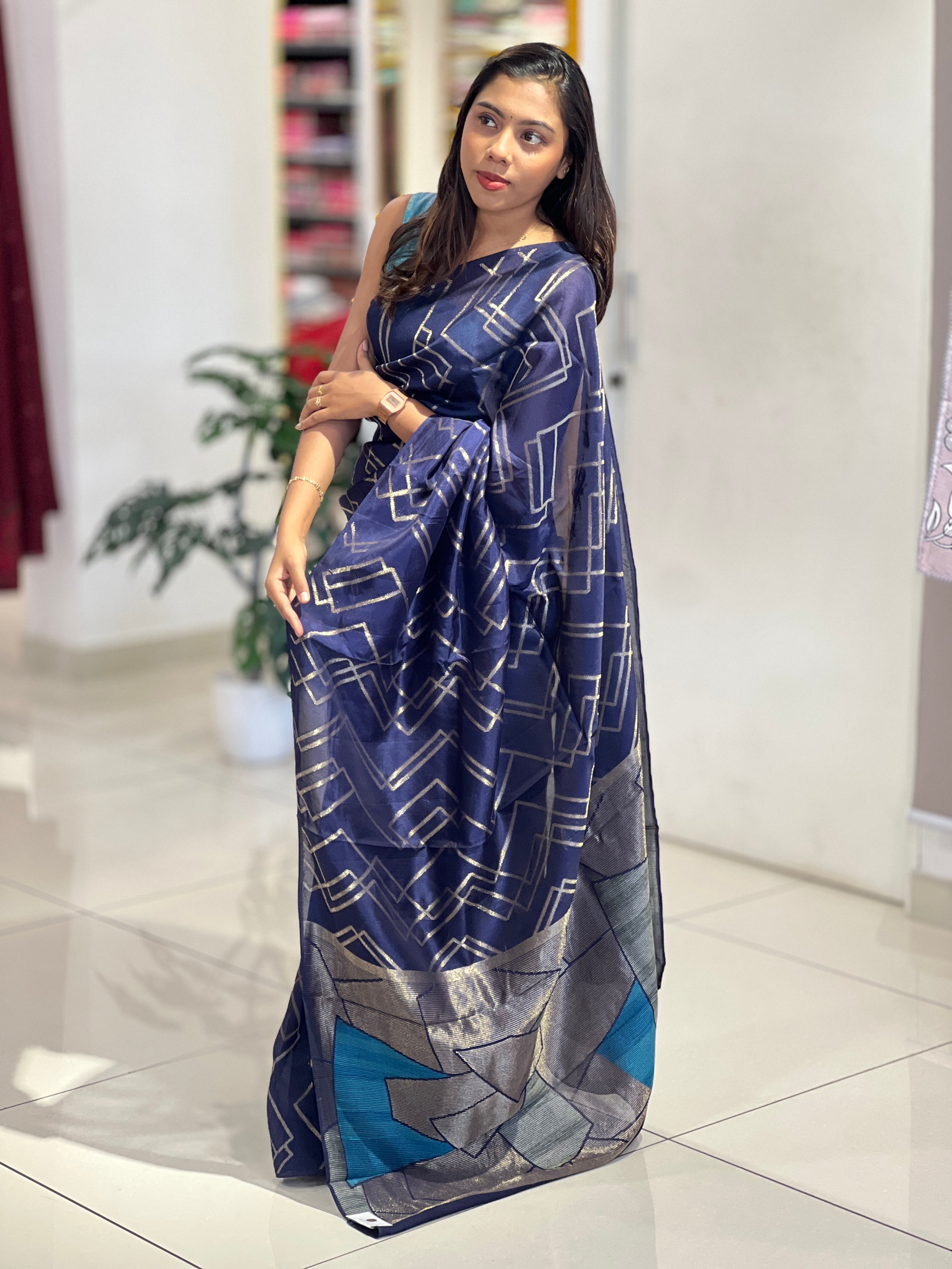 Zari Geometrical Patterned Banarasi Silk Saree | YNG643