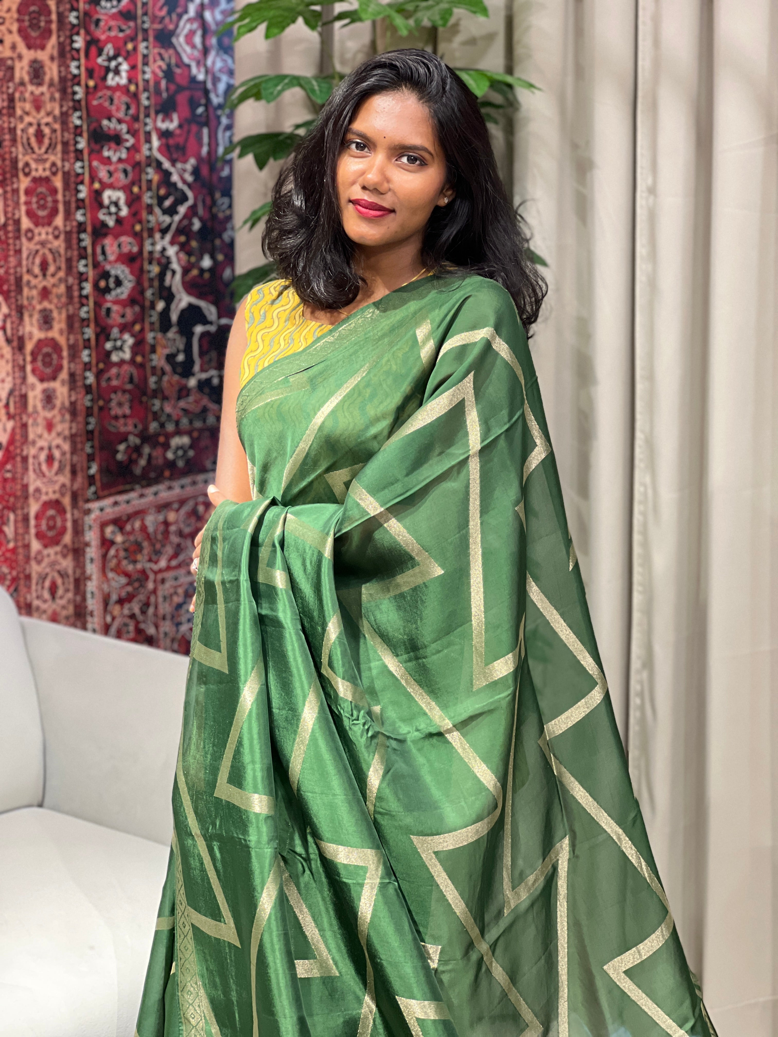 Zari Geometrical Patterned Banarasi Silk Saree | YNG645