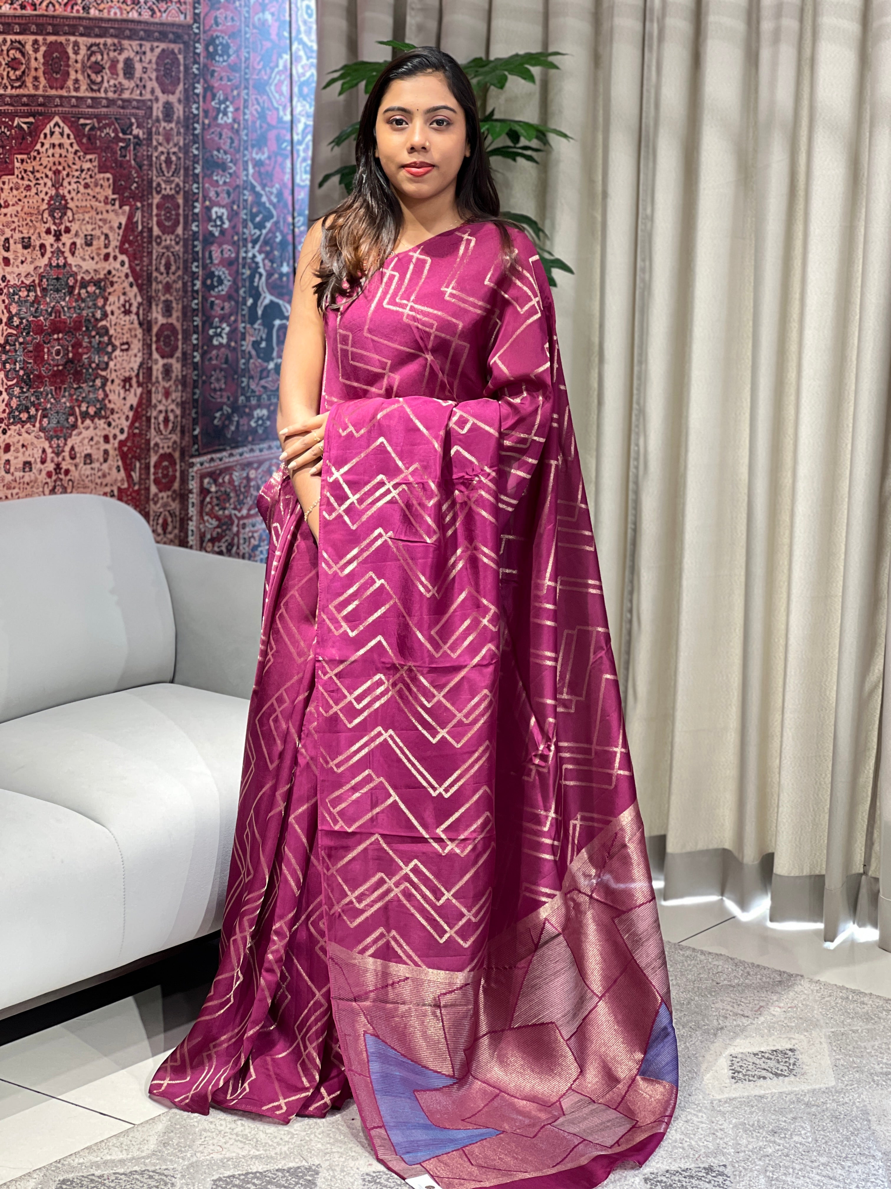 Zari Geometrical Patterned Banarasi Silk Saree | YNG644