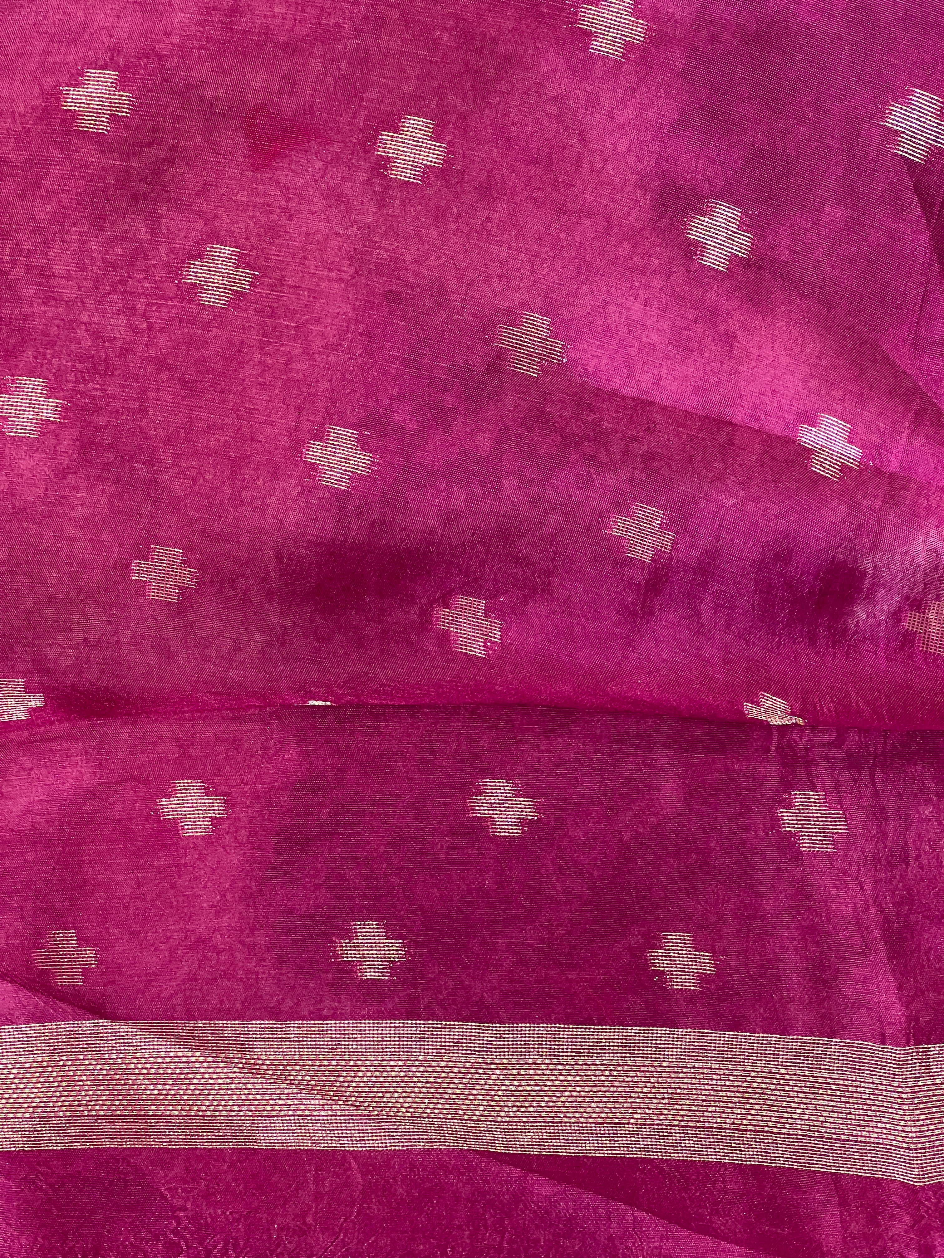 Zari Geometrical Patterned Banarasi Silk Saree | YNG644