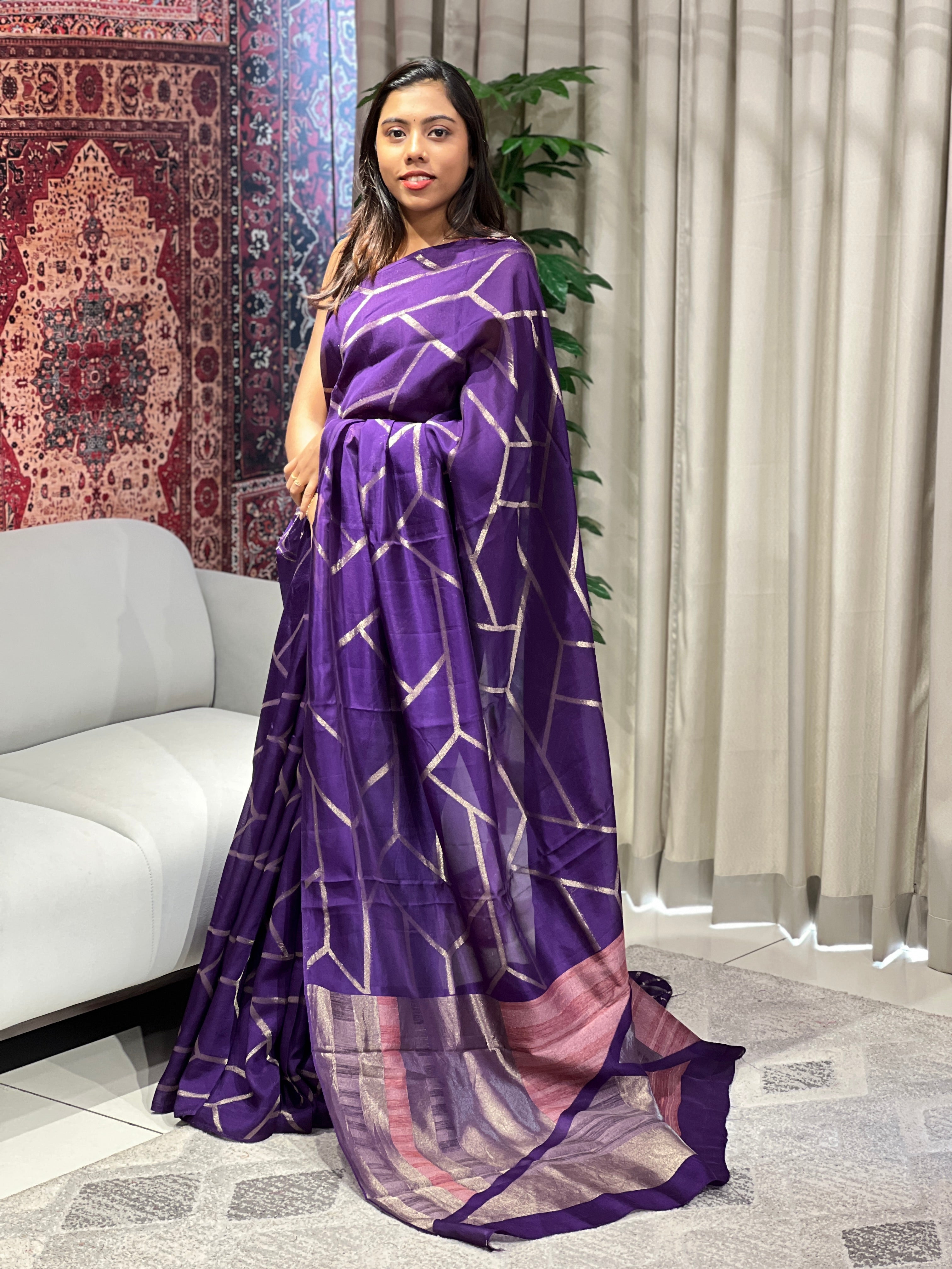 Zari Woven Geometric Patterned Banarasi Silk | YNG640