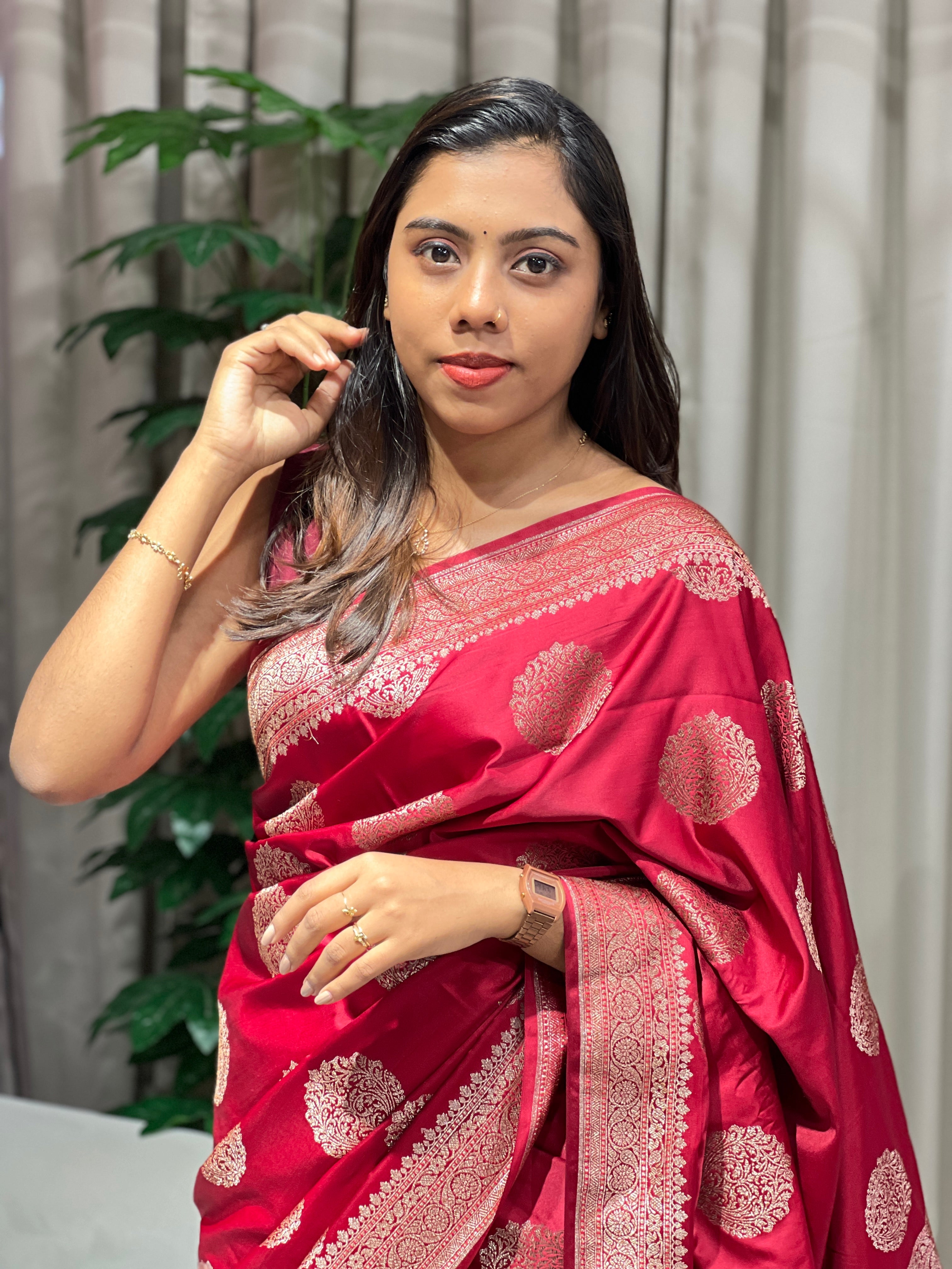 Zari and Thread Woven Banarasi Saree | YNG669