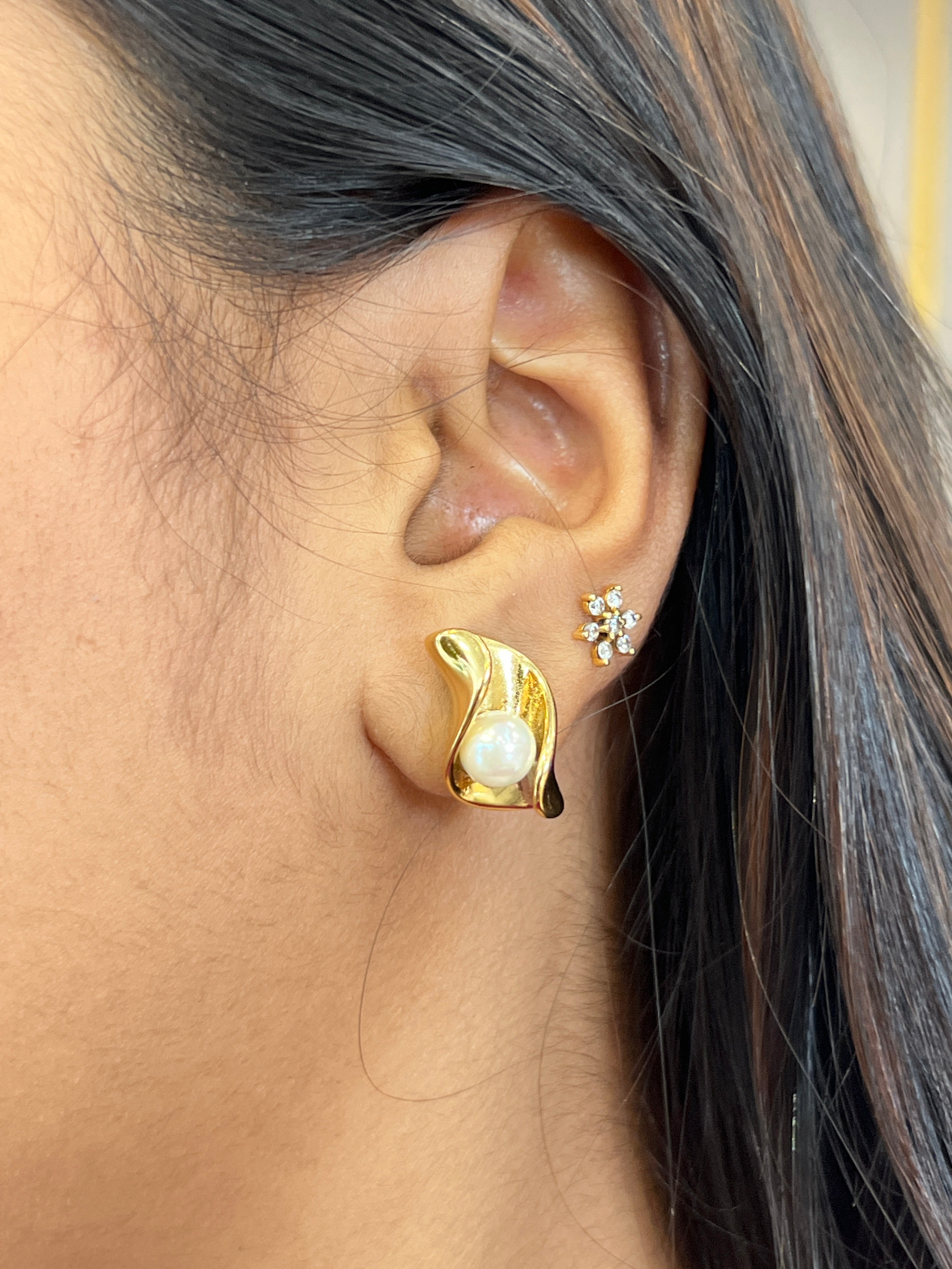 Golden Pearl Wave Earrings | JE130