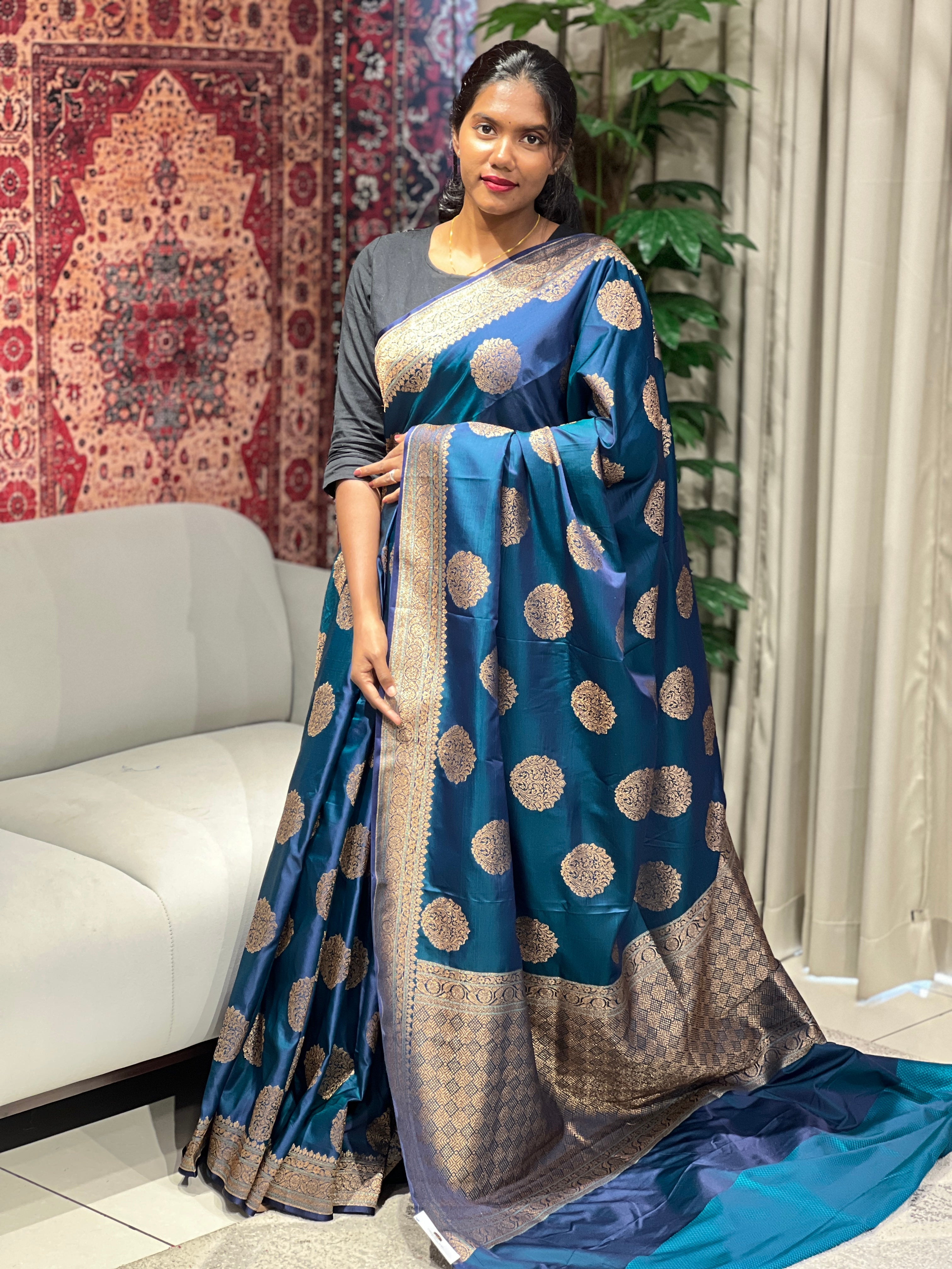 Zari and Thread Woven Banarasi Saree | YNG670