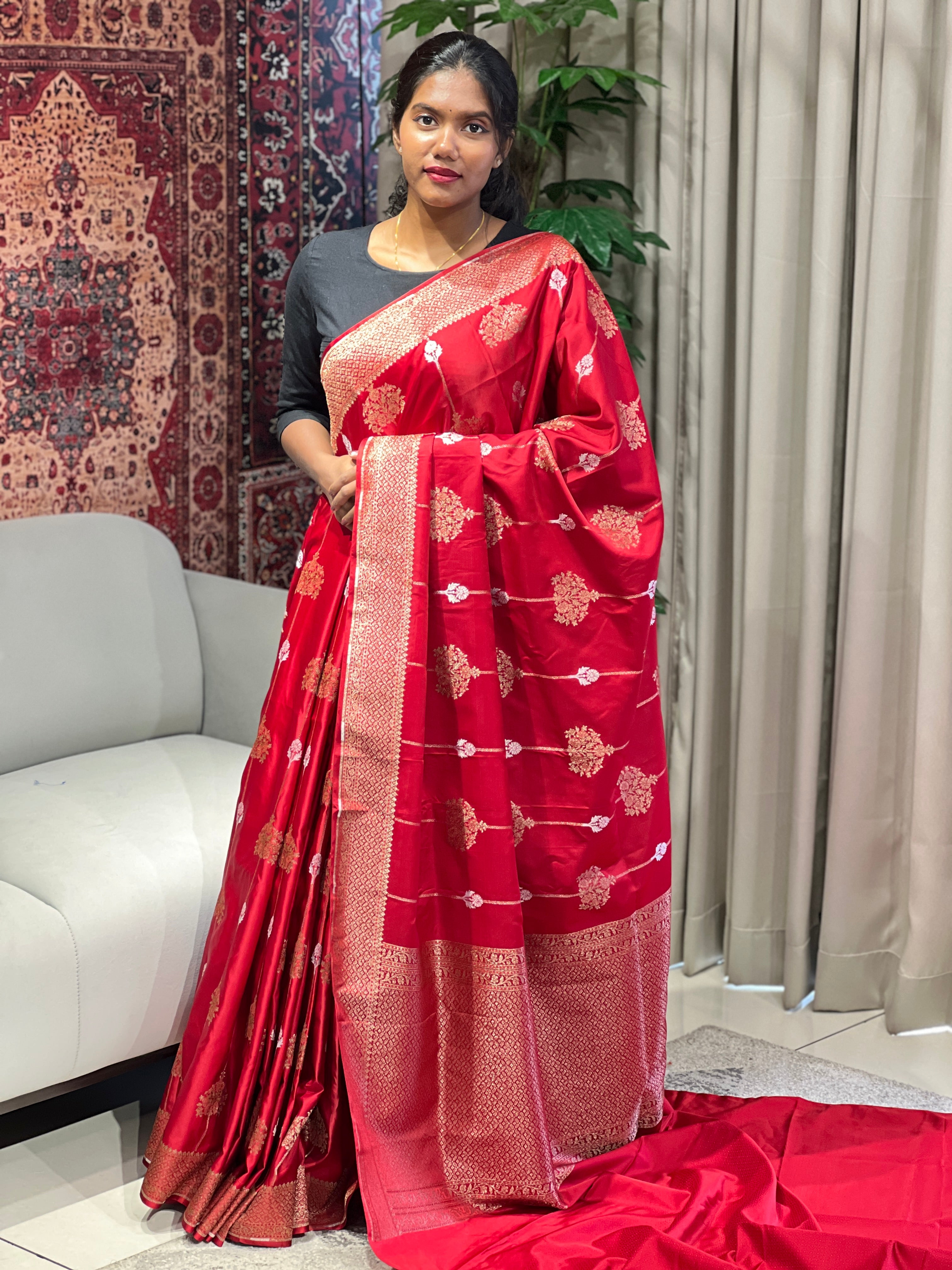 Zari & Thread Woven Banarasi Saree | YNG671