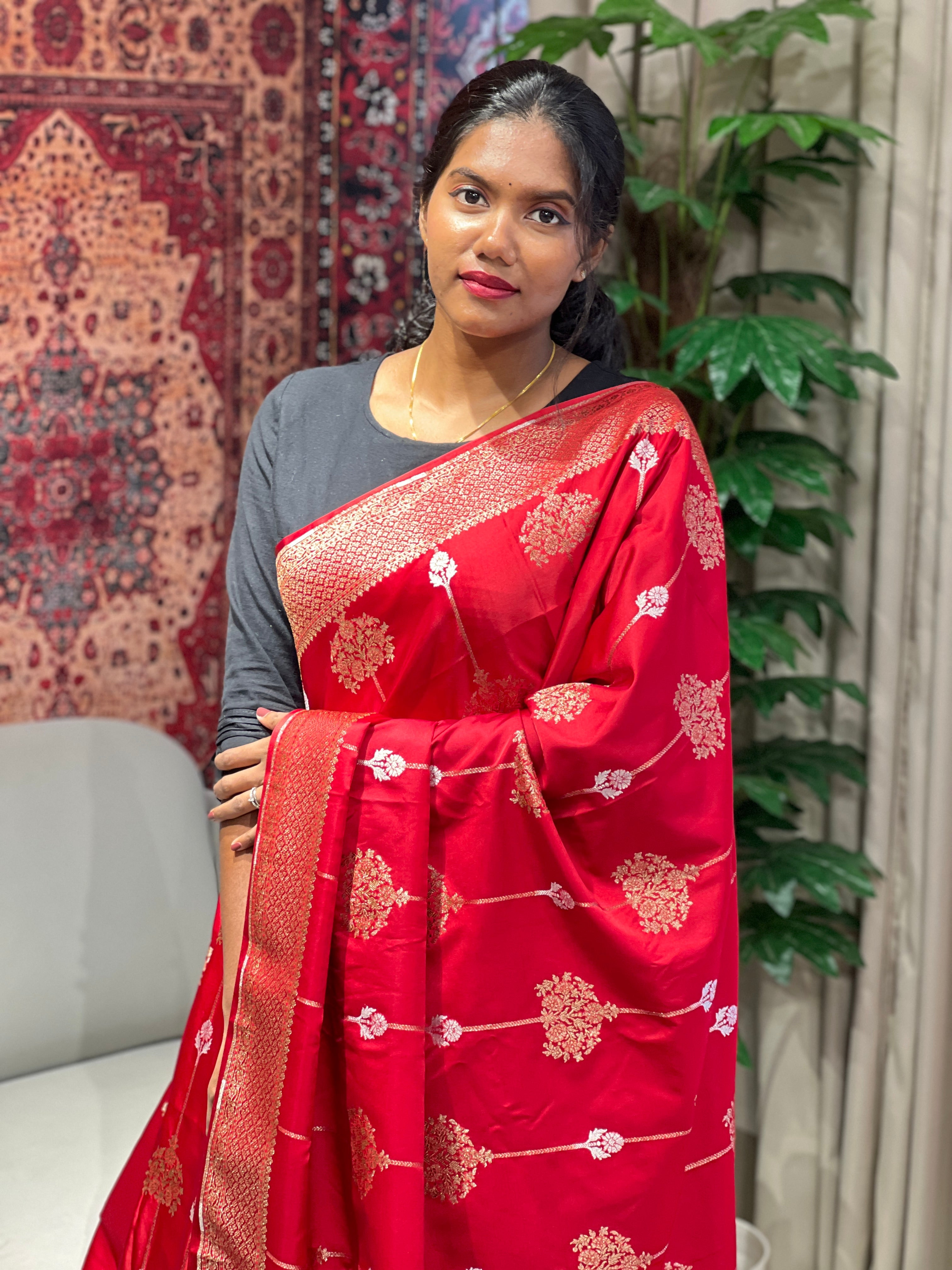 Zari & Thread Woven Banarasi Saree | YNG671