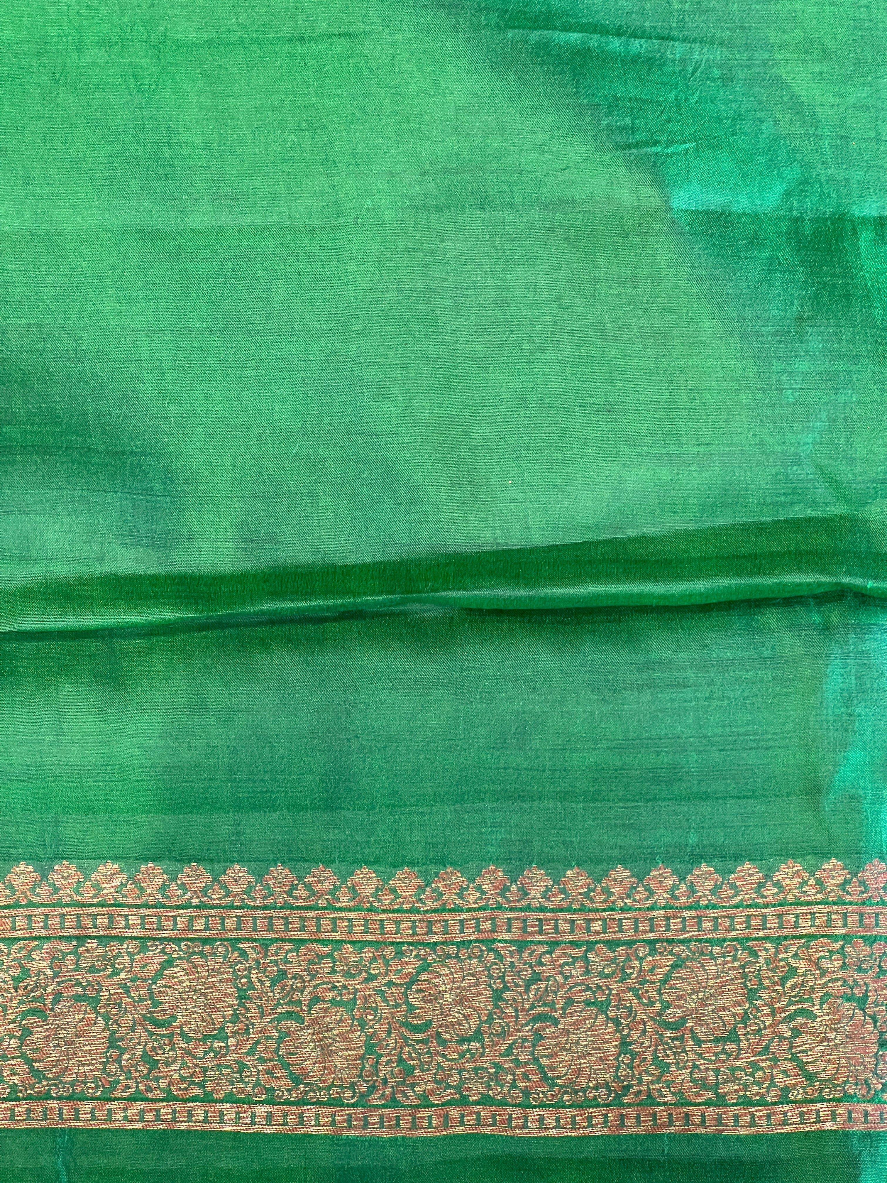 Zari & Thread Weaving Banarasi Saree | YNG689