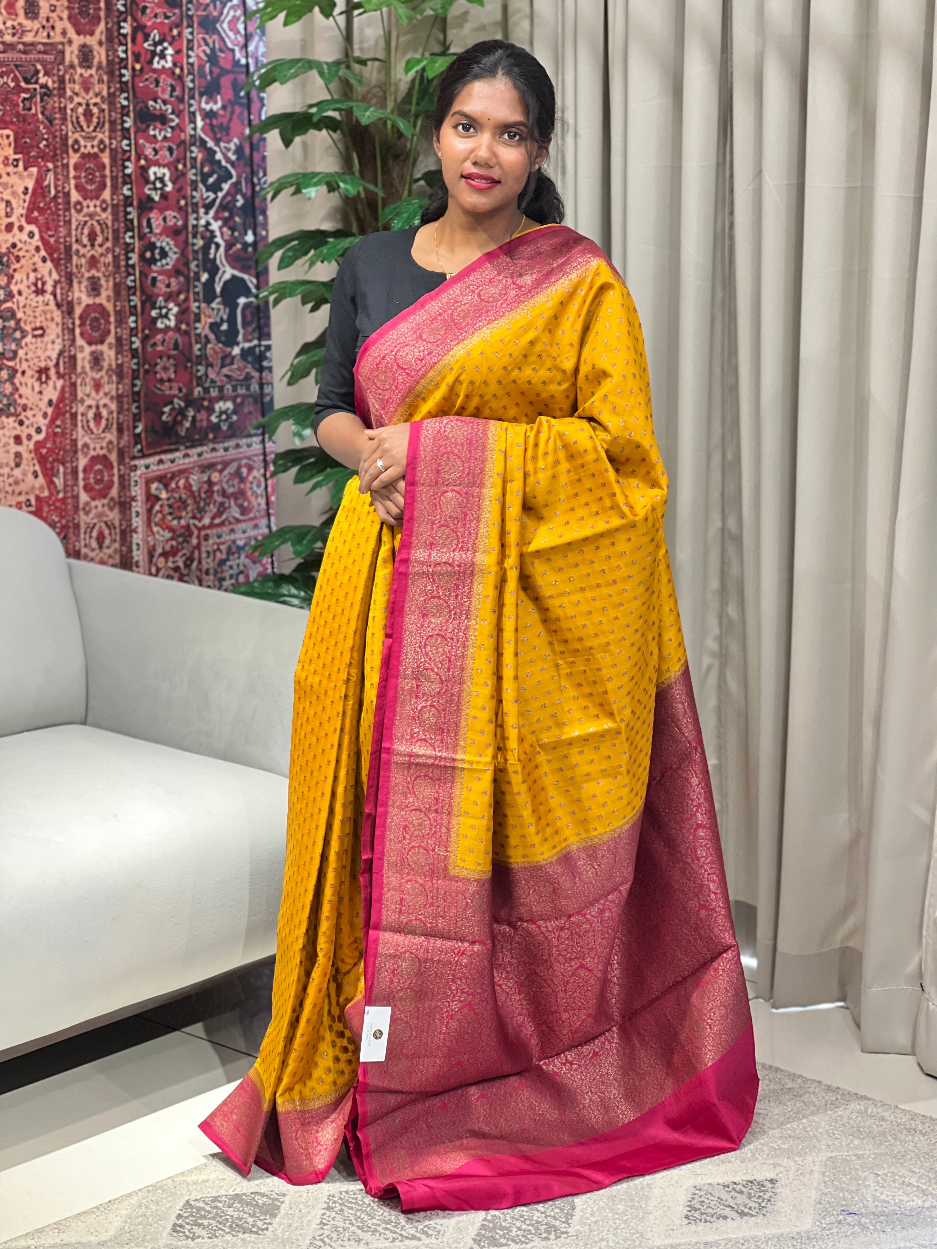Zari & Thread Woven Banarasi Saree | YNG688