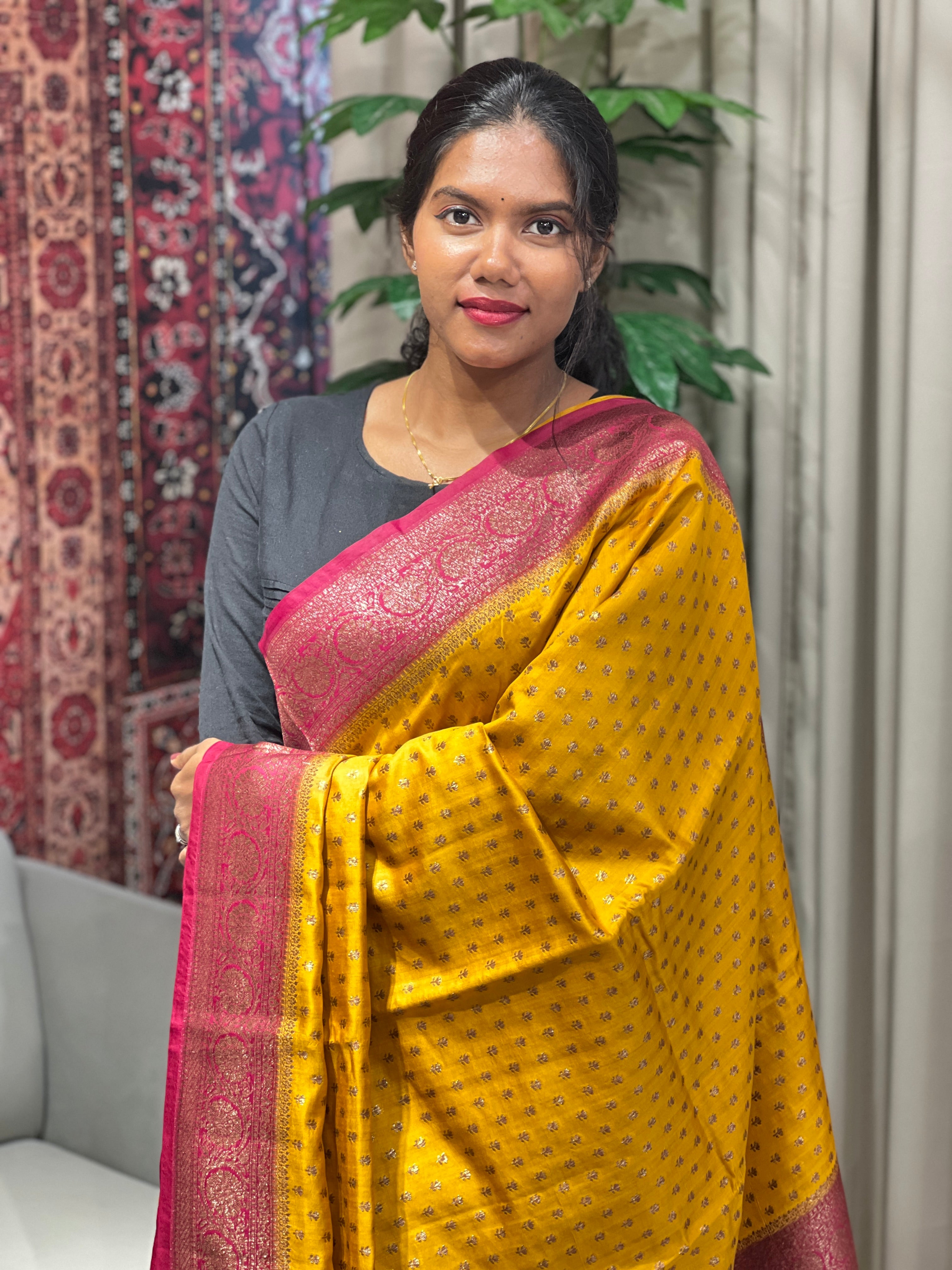 Zari & Thread Woven Banarasi Saree | YNG688