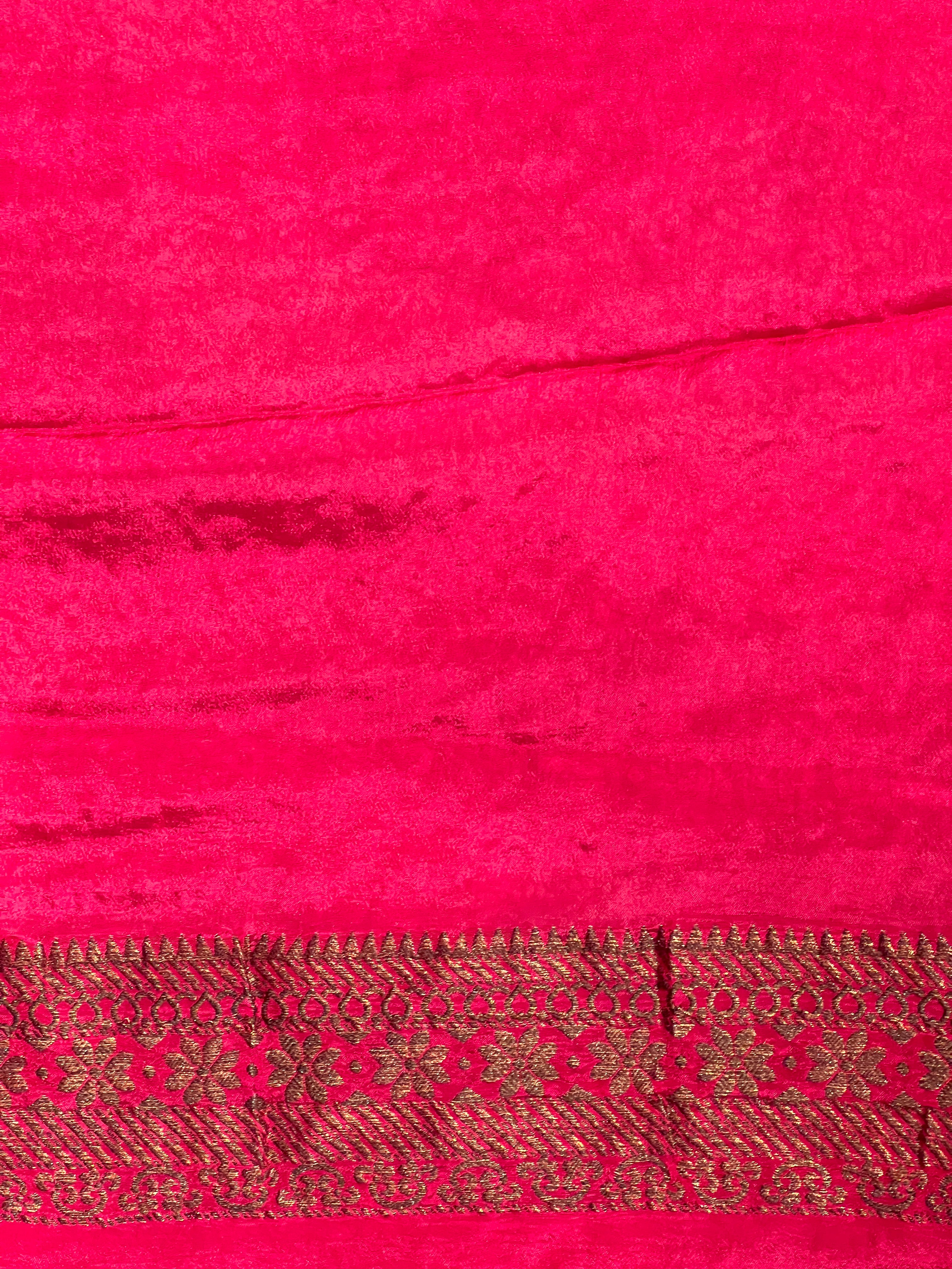 Zari And Thread Woven Banarasi Silk Saree | YNG710