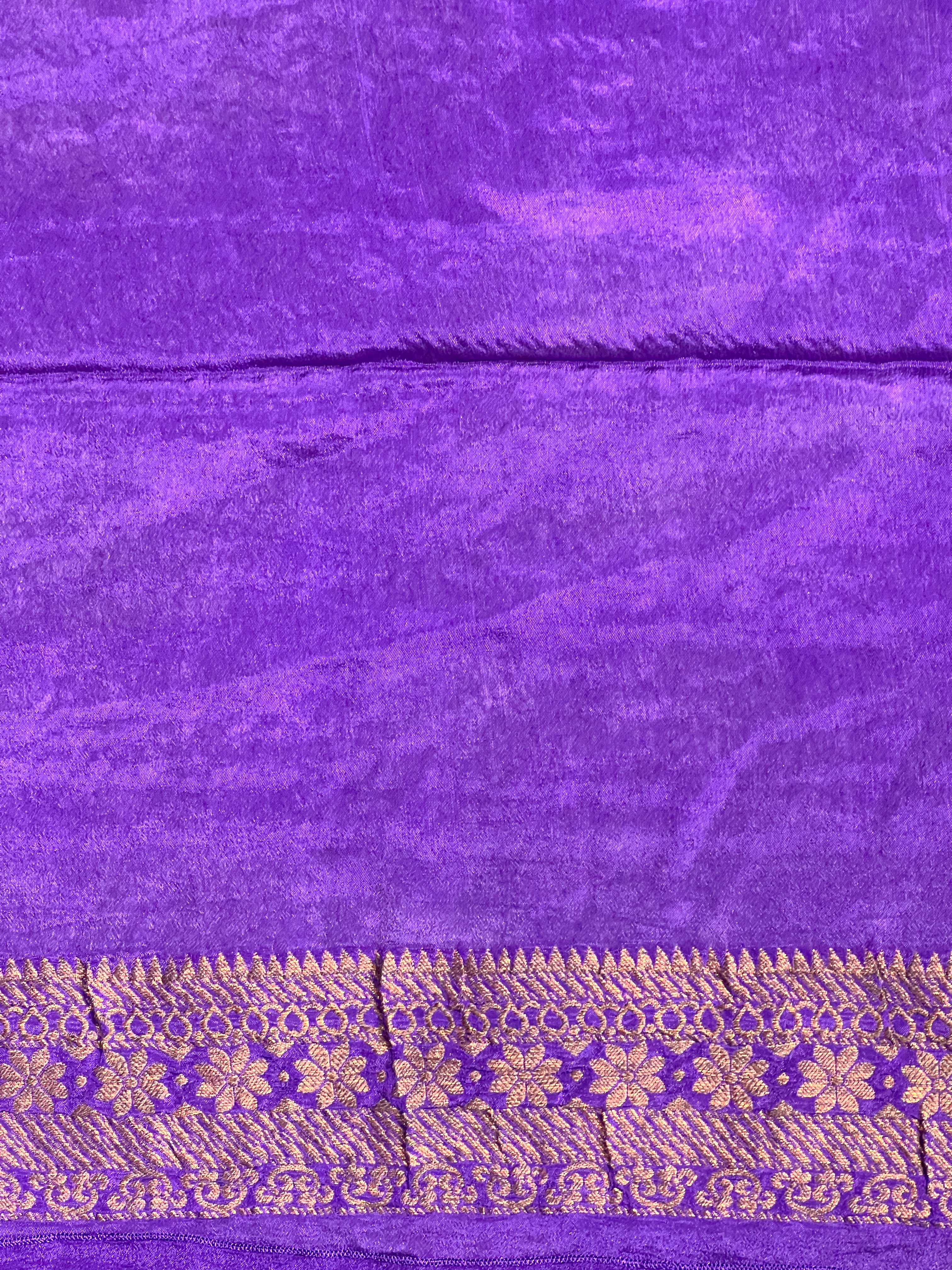 Zari And Thread Woven Banarasi Silk Saree | YNG709