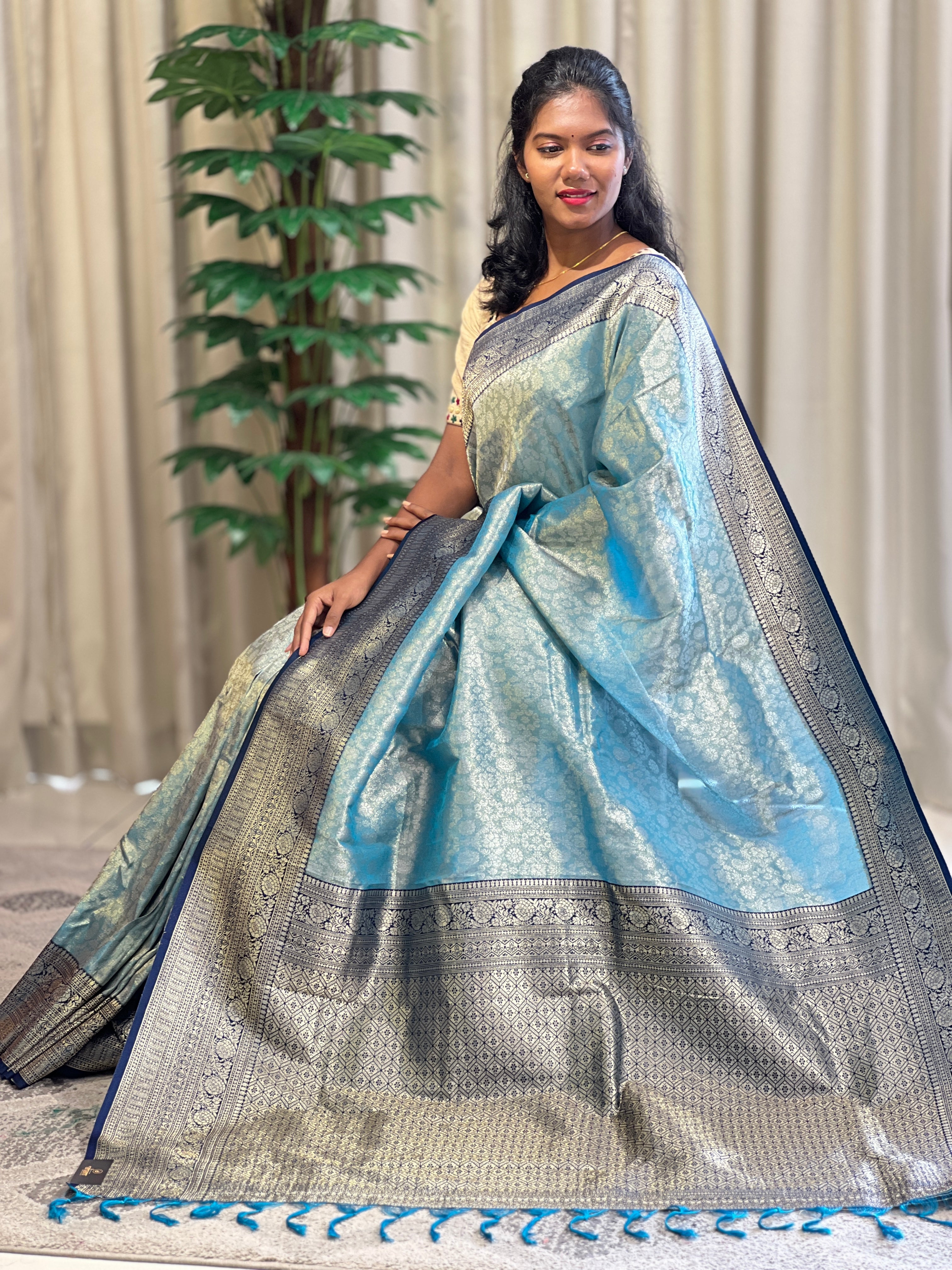 Zari Woven Floral Patterned Banarasi Silk Saree | KAC158