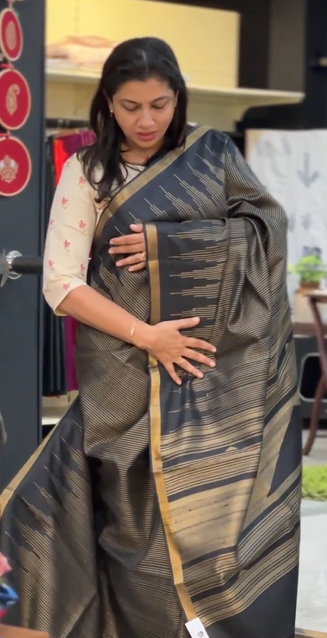 Traditional Temple Border Detailed Handloom Raw Silk Saree | HS1379