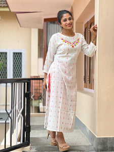 White Handworked Floral Embroidered Kurtha | OS168