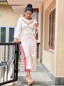 White Handworked Floral Embroidered Kurtha | OS168