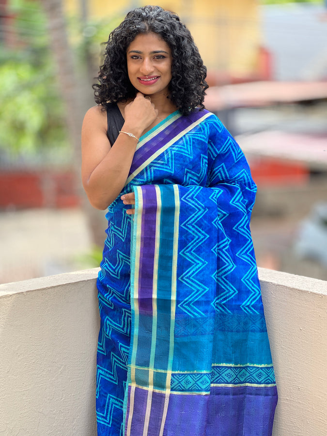 Blue Geometrical Zig-Zag Printed Saree | ACT893