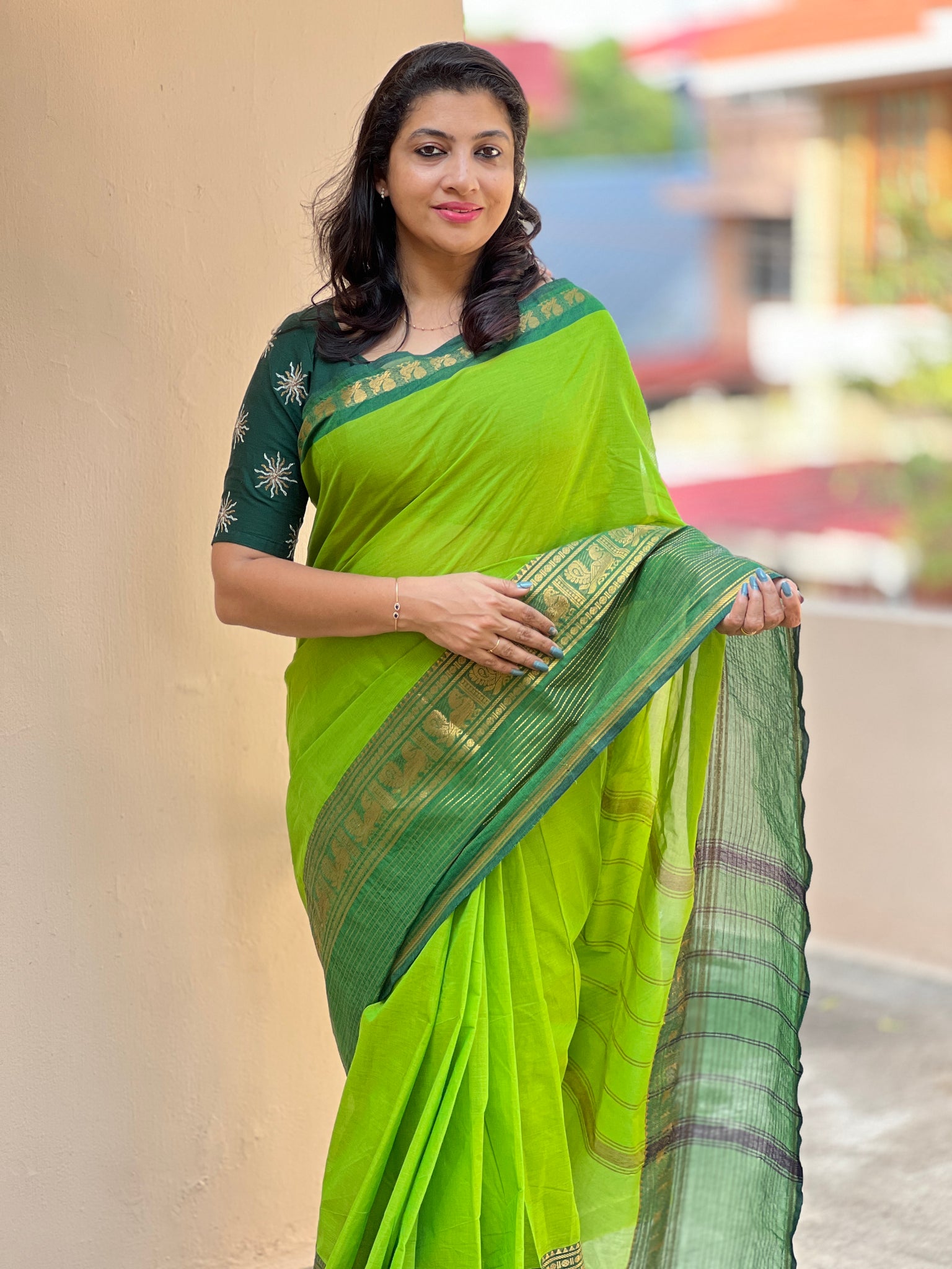 Buy Parrot Green Reshum Saree Online – Gaatakatha